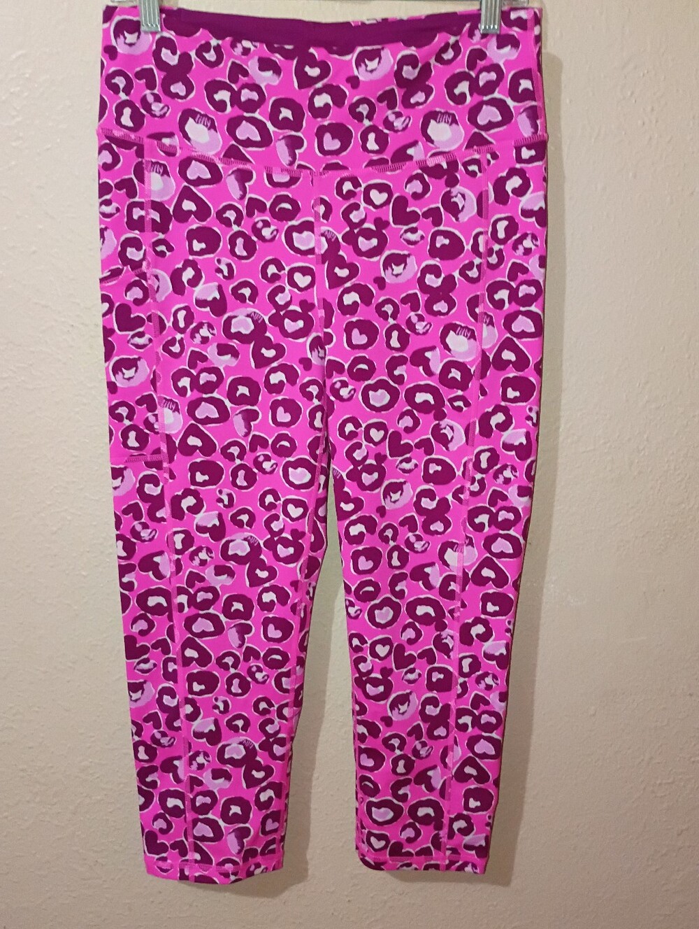 LILLY PULITZER LUXLETIC SIZE LARGE Bright Pink Leopard Print Capri Leggings